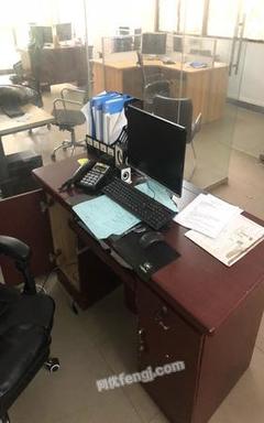 二手辦公設(shè)備超值轉(zhuǎn)讓 桌椅等全套設(shè)備一萬(wàn)元打包出售